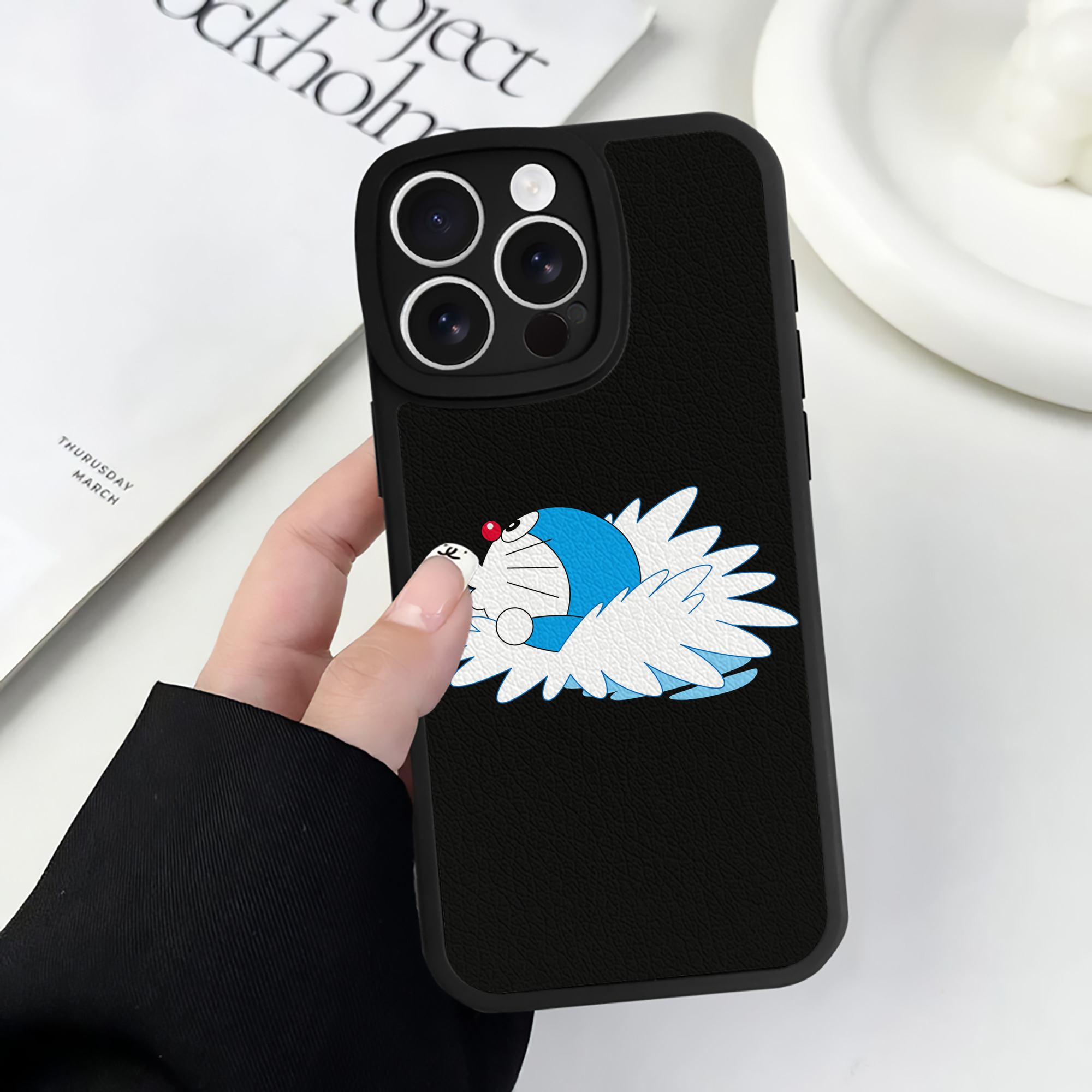 （画像用） ドラえもん Doraemon 【iPhone 16シリーズ対応】シリコンスマホケース（レザー調） 材質：シリコン